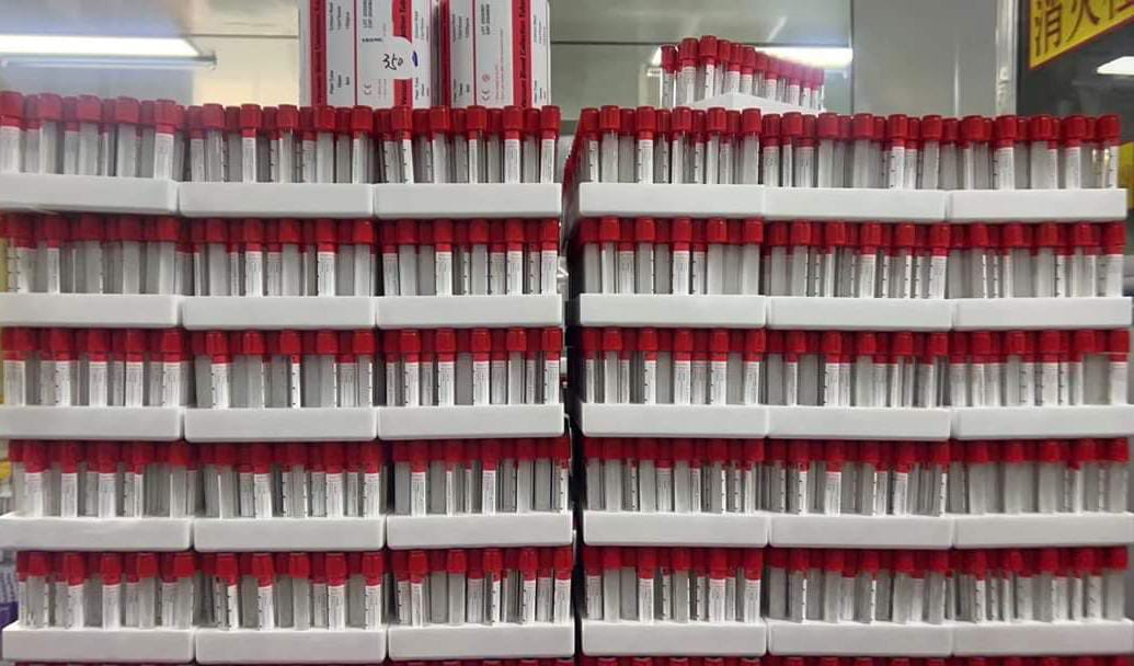 Red top vacutainer with clot activator